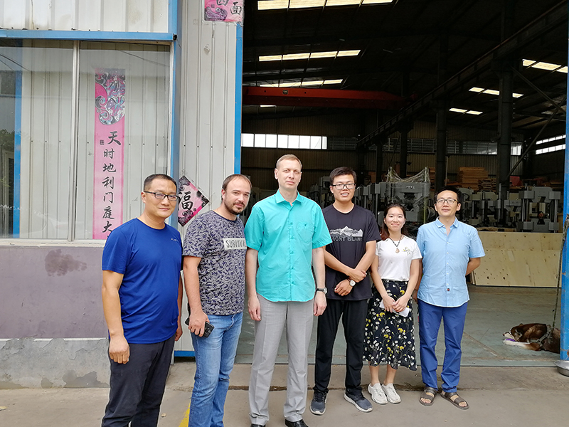 俄羅斯客戶到廠驗收機器，獲得客戶一致好評